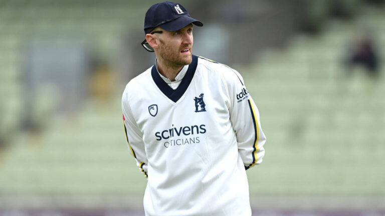 Warwickshire Dominates Yorkshire at Edgbaston: County Championship Update